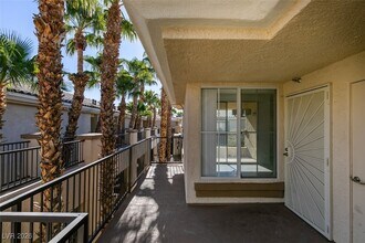 7147 S Durango Dr, Unit 312 in Las Vegas, NV - Building Photo - Building Photo