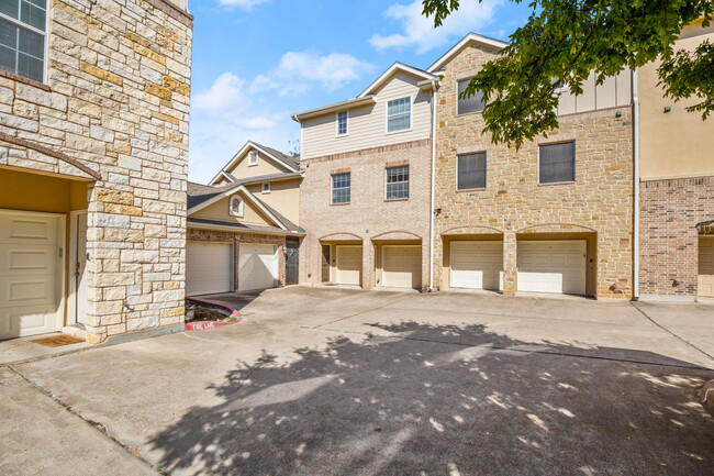 1402 Parker Ln in Austin, TX - Foto de edificio - Building Photo