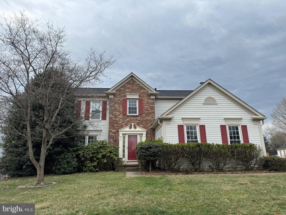 701 Chimney Ct NE in Leesburg, VA - Building Photo