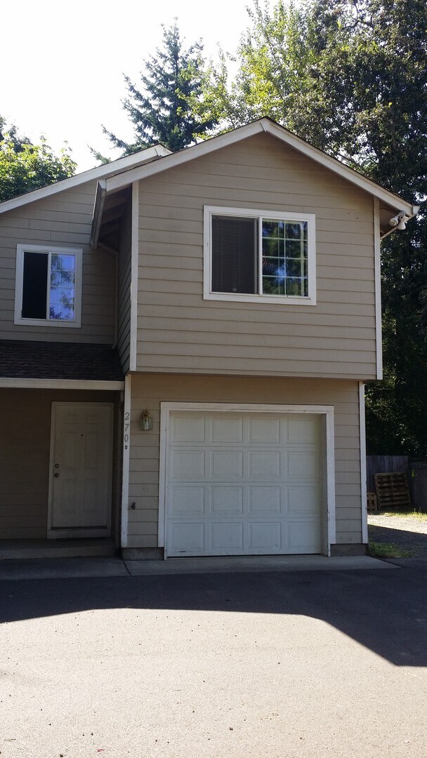 270 SE Edwards Dr in Dundee, OR - Building Photo - Building Photo