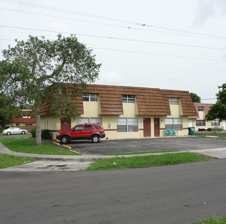 2001 NW 58th Ter in Fort Lauderdale, FL - Foto de edificio