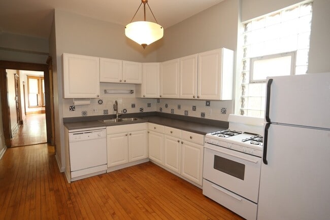 1326 N Claremont Ave, Unit M09H in Chicago, IL - Building Photo - Building Photo