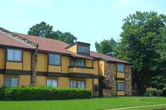 The Villas at Willow Creek in Memphis, TN - Building Photo - Building Photo