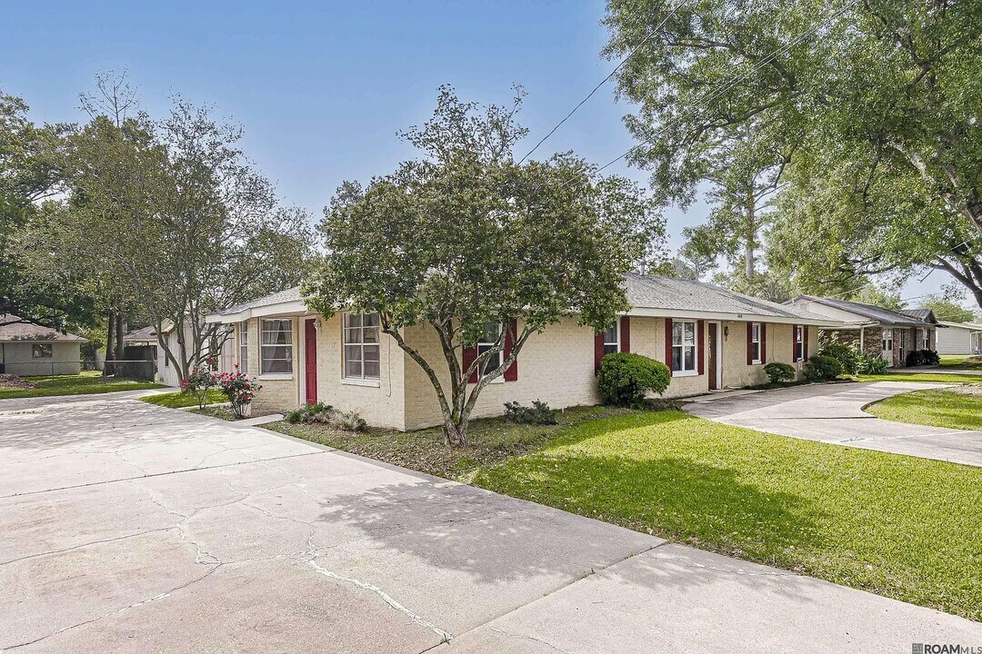 404 Hood St in Donaldsonville, LA - Building Photo