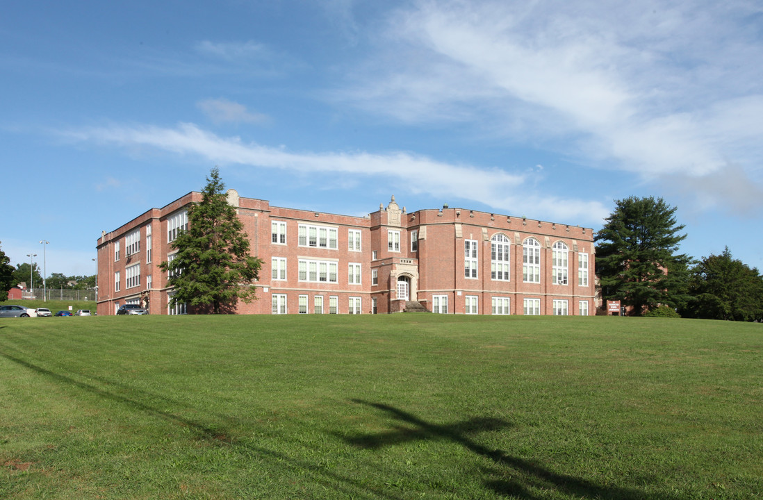 Washington School Apartments in New Britain, CT - Building Photo