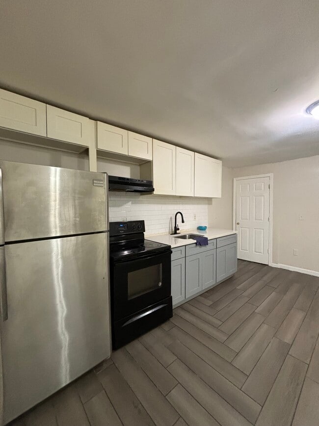 241 Fabyan Pl, Unit G