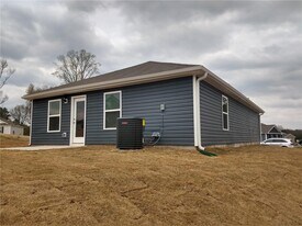 51 Lk Ter Dr in La Fayette, GA - Building Photo