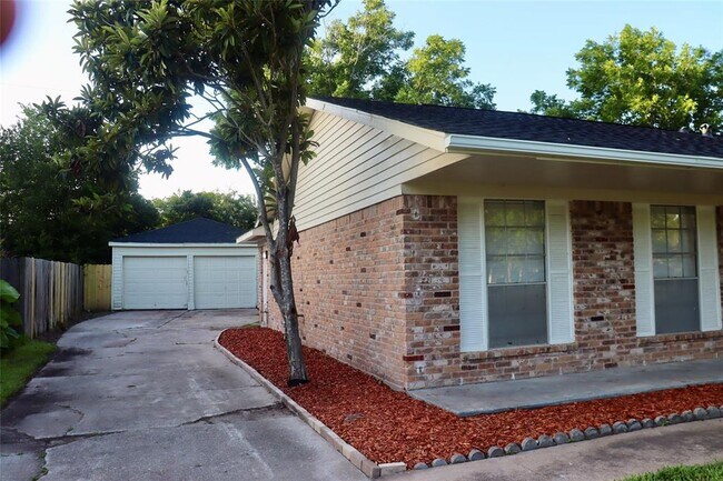 6122 Heatherbrook Dr in Houston, TX - Building Photo - Building Photo