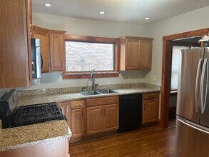 2624 Woodlawn Ave, Unit 1st floor in Erie, PA - Foto de edificio - Building Photo