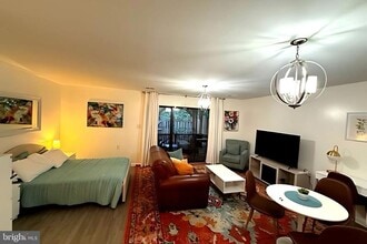 2053 Swans Neck Way in Reston, VA - Foto de edificio - Building Photo