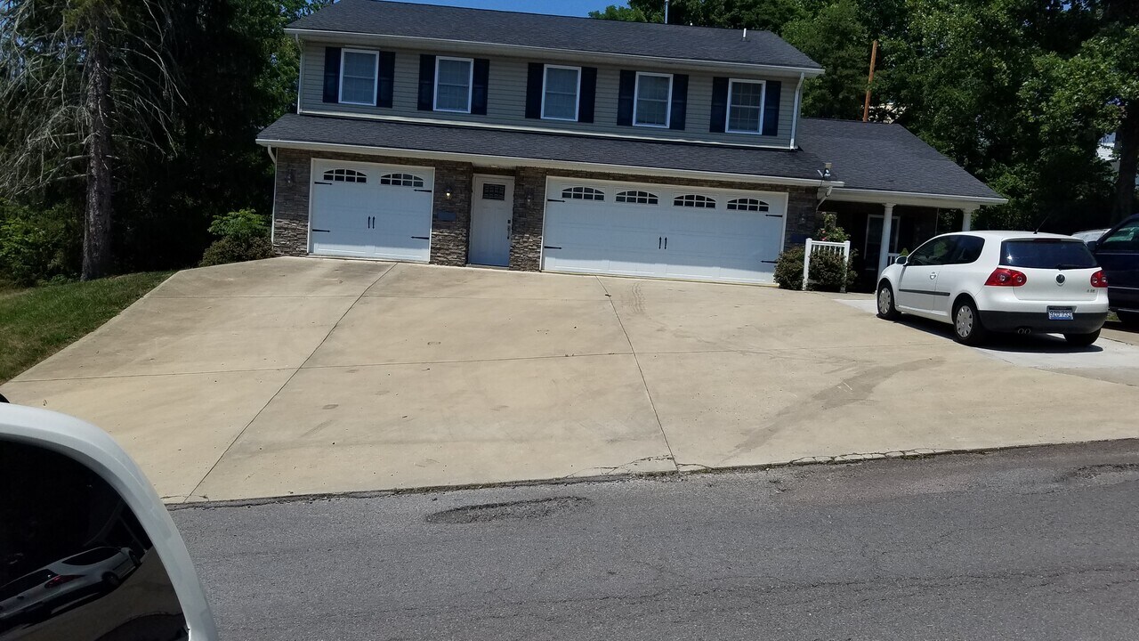 1347 Headlee Ave, Unit 200 in Morgantown, WV - Building Photo