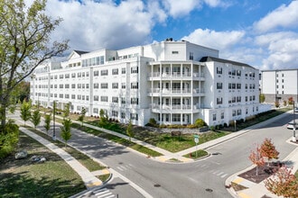 Red Cedar Lodge in Lansing, MI - Foto de edificio - Building Photo