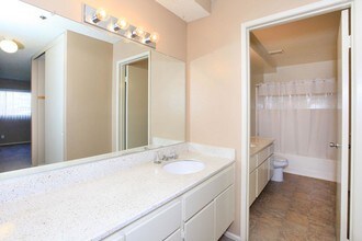 Pinecrest Apartment Homes in Chino, CA - Foto de edificio - Building Photo