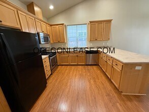 1994 Cedar Brook Dr in Eugene, OR - Building Photo - Building Photo