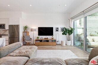 957 Figueroa Terrace in Los Angeles, CA - Building Photo - Building Photo