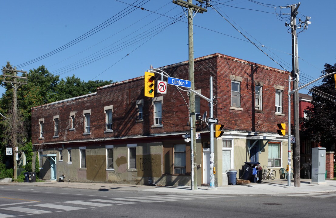 298-300 Harbord St in Toronto, ON - Building Photo