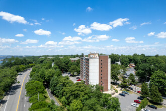 Harbor View Manor in Riverside, RI - Building Photo - Building Photo