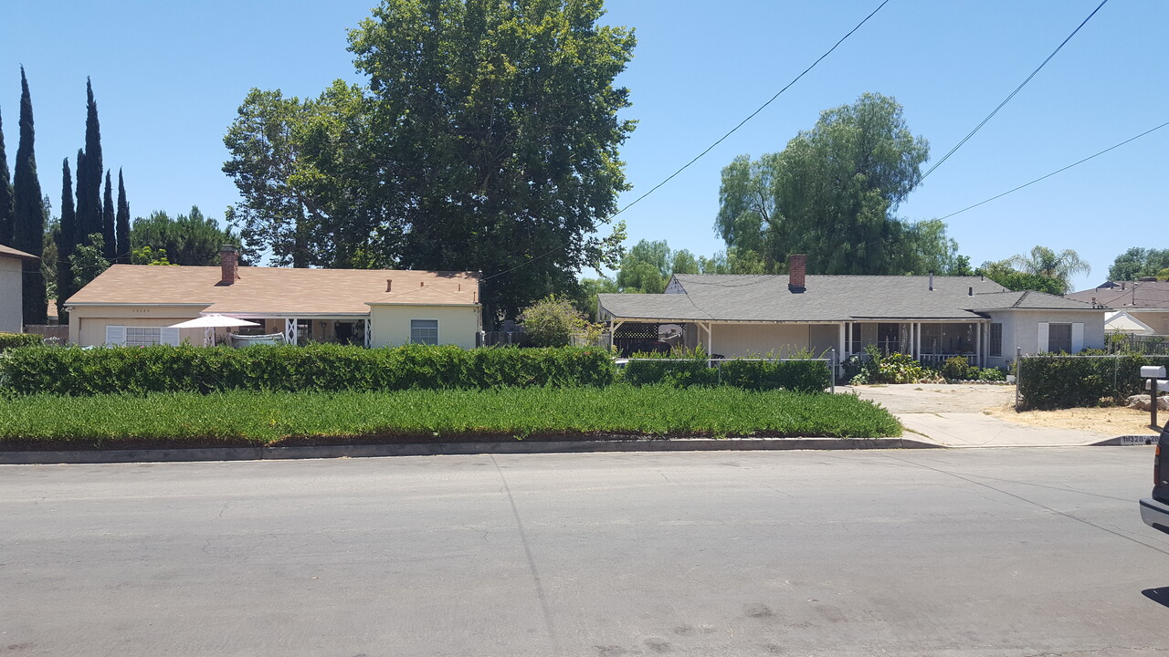 18320-18328 Arminta St in Reseda, CA - Building Photo