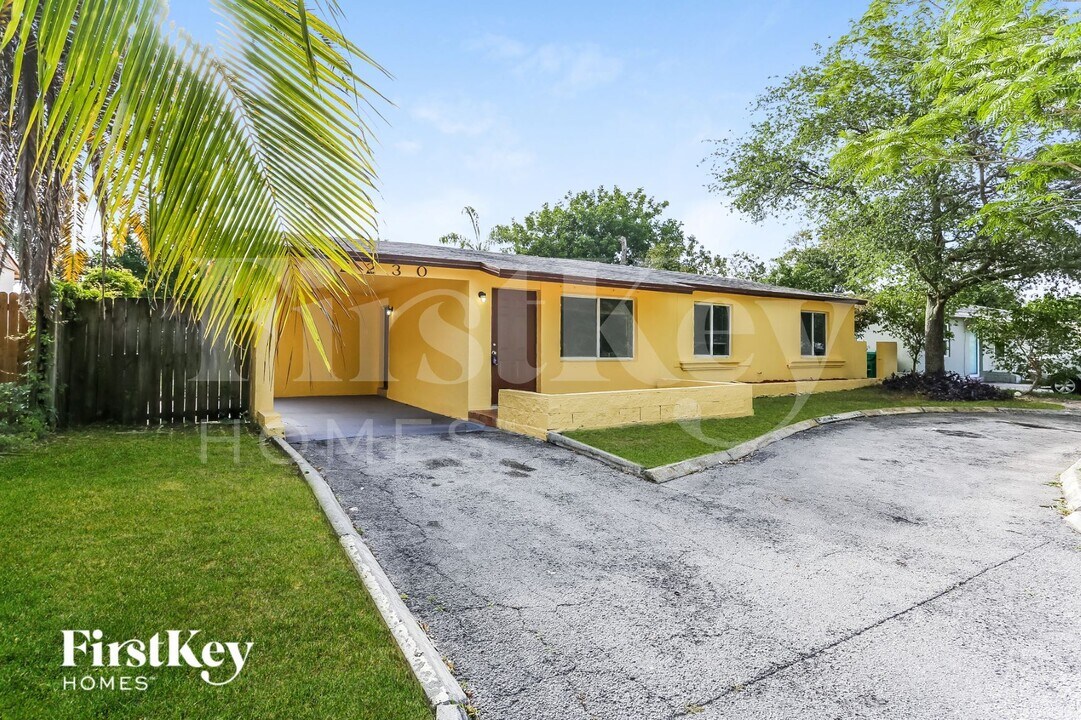 2230 SW 47th Ave in Fort Lauderdale, FL - Building Photo