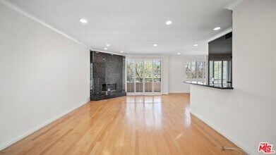 200 N Almont Dr in Beverly Hills, CA - Foto de edificio - Building Photo