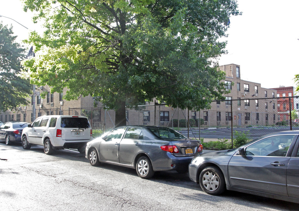 16 Ten Eyck St in Brooklyn, NY - Building Photo