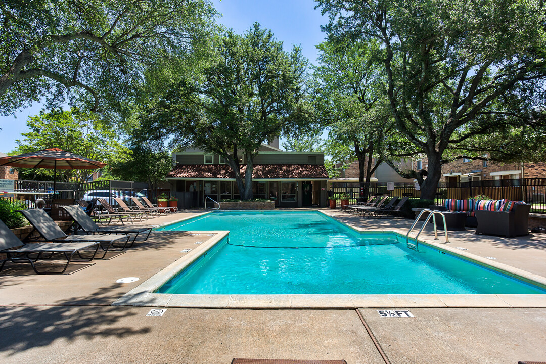 Bedford Creek Apartments in Bedford, TX - Building Photo