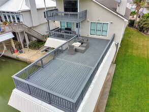 301 Commander Dr in Tiki Island, TX - Building Photo - Building Photo