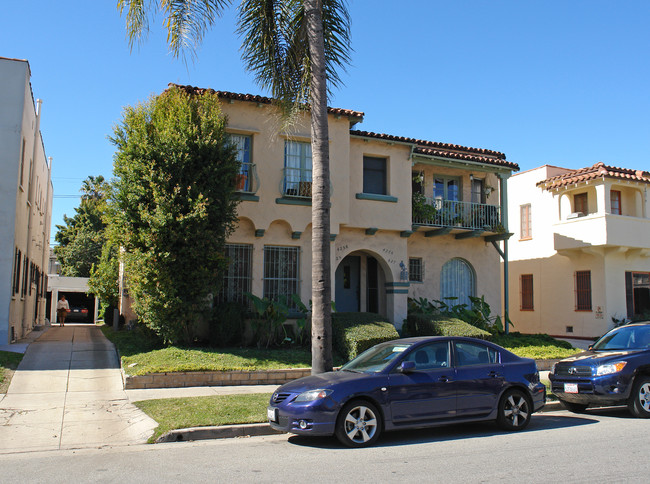 425 N Gardner St in Los Angeles, CA - Foto de edificio - Building Photo