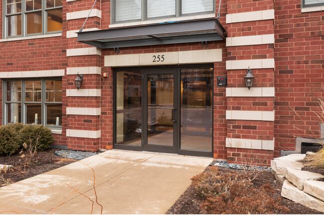 255 E Liberty Dr in Wheaton, IL - Foto de edificio - Building Photo