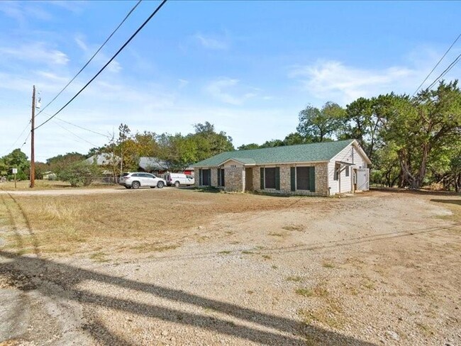 104 Cedar Hollow in Wimberley, TX - Foto de edificio - Building Photo