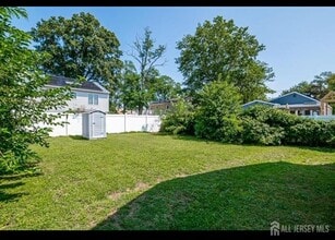 31 Essex St in Middletown, NJ - Foto de edificio - Building Photo