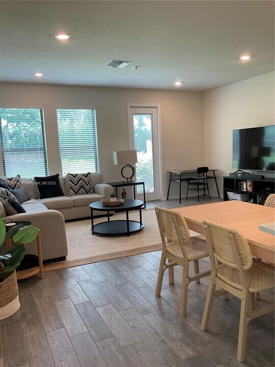 2131 Appleton Cir N in Oakland Park, FL - Building Photo