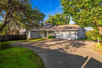 2820 Panorama Dr, Unit Main house in Redding, CA - Foto de edificio - Building Photo