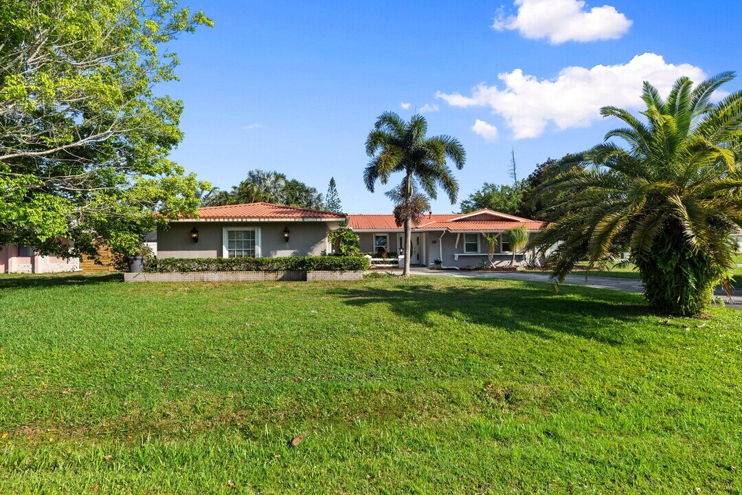 184 NE Caprona Ave in Port St. Lucie, FL - Building Photo