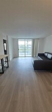 7558 Trent Dr in Tamarac, FL - Foto de edificio - Building Photo