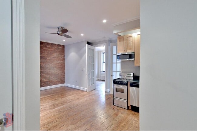 330 E 35th St in New York, NY - Building Photo - Building Photo
