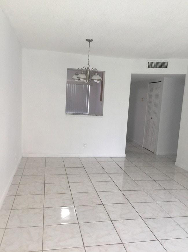 Lakeshore at University Park in Miramar, FL - Foto de edificio - Building Photo