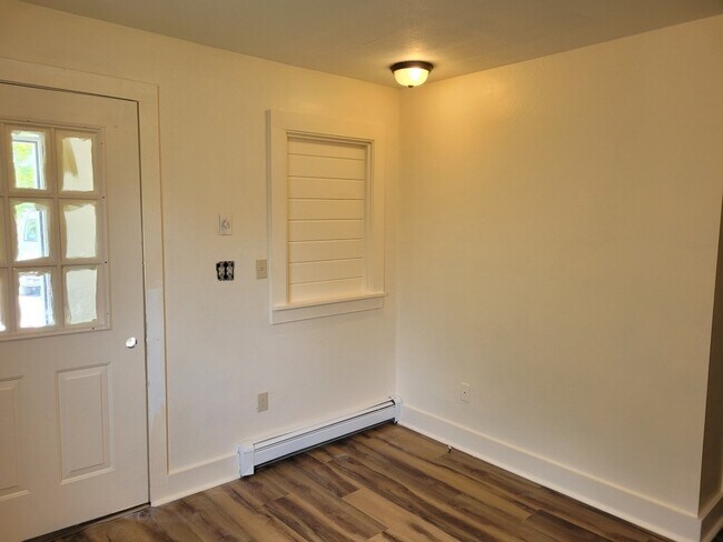 85 Court St, Unit A in Middlebury, VT - Foto de edificio - Building Photo