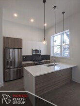 2121 W Belmont Ave, Unit 1r in Chicago, IL - Building Photo - Building Photo