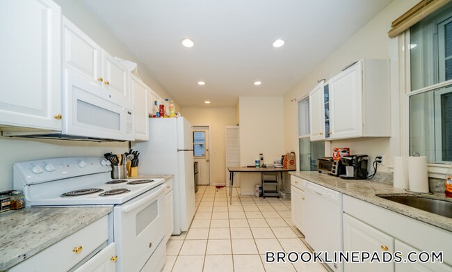 81 Gibbs St in Brookline, MA - Building Photo - Building Photo
