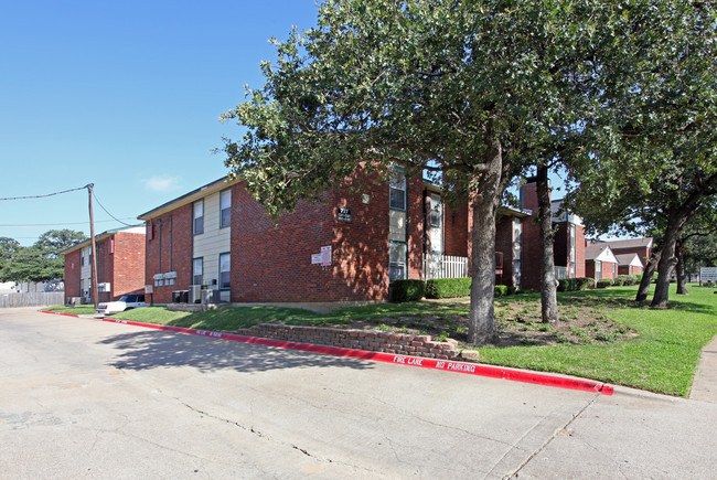 Oakway Manor Apartments in Irving, TX - Foto de edificio - Building Photo