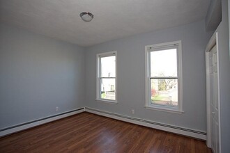 5 Munroe St, Unit 1 in Somerville, MA - Foto de edificio - Building Photo