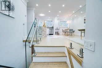 1 Willis Dr in Aurora, ON - Building Photo - Building Photo