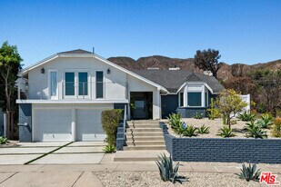 18133 Wakecrest Dr in Malibu, CA - Building Photo