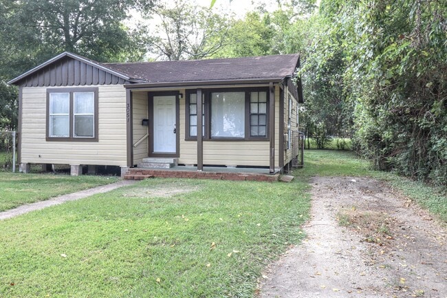 property at 3051 W Crockett St