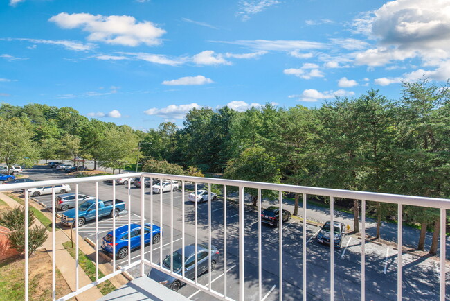 East Gate Apartments in Triangle, VA - Foto de edificio - Building Photo