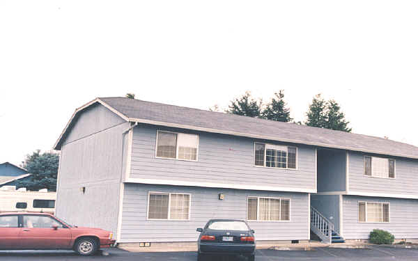 529 S MAPLE St in Canby, OR - Foto de edificio