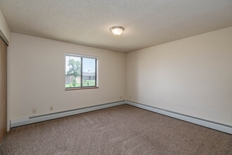 Gray Hawk Apartments in Mankato, MN - Building Photo - Interior Photo