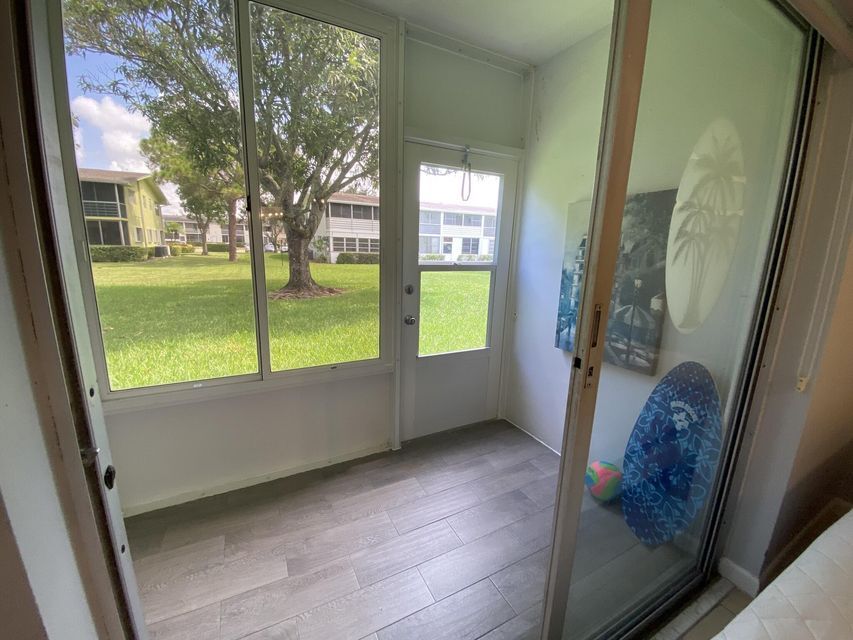 305 Windsor N, Unit Recently updated 2-bedroo in West Palm Beach, FL - Building Photo
