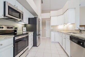 1230 Glenmore Dr in Apopka, FL - Foto de edificio - Building Photo